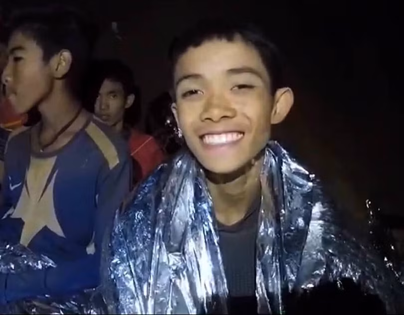Một cậu bé tỏ ra lạc quan với tình trạng hiện tại