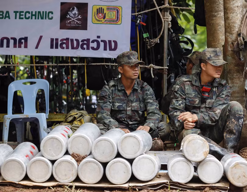 Thợ lặn Thái chuẩn bị bình oxy (ảnh: expess.co.uk) Thợ lặn Thái chuẩn bị bình oxy (ảnh: expess.co.uk)