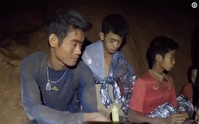 Ekkapol Chantawong, HLV 25 tuổi của đội bóng sẽ được đưa ra ngoài cuối cùng (ảnh: Twitter) Ekkapol Chantawong, HLV 25 tuổi của đội bóng sẽ được đưa ra ngoài cuối cùng (ảnh: Twitter)