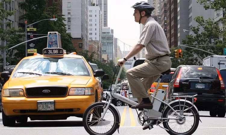 Một người đi xe đạp điện tại New York, Mỹ. Ảnh: Mark Lennihan 