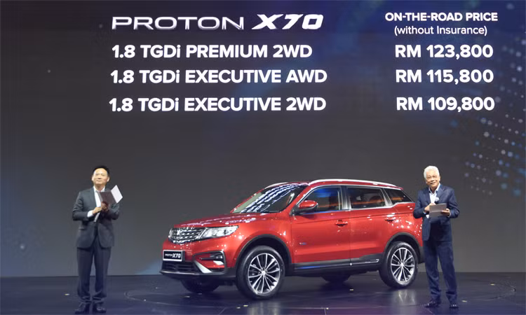 Li Chunrong (bên trái) trong buổi ra mắt mẫu SUV X70 vào tháng 12/2018. Ảnh: Proton
