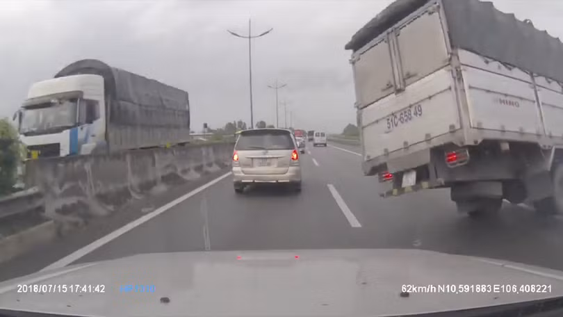 Hình ảnh một chiếc xe bị nổ lốp khi đang chạy trên cao tốc, được camera an ninh của chiếc xe phía sau ghi lại 