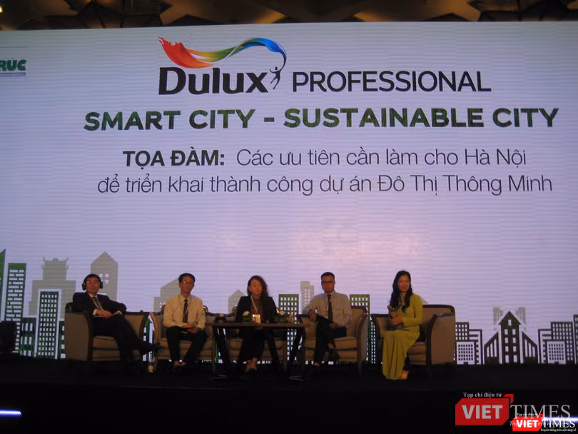 Các diễn giả tại phần tọa đàm "Cần ưu tiên làm gì cho Hà Nội triển khai thành công dự án Đô thị Thông minh"