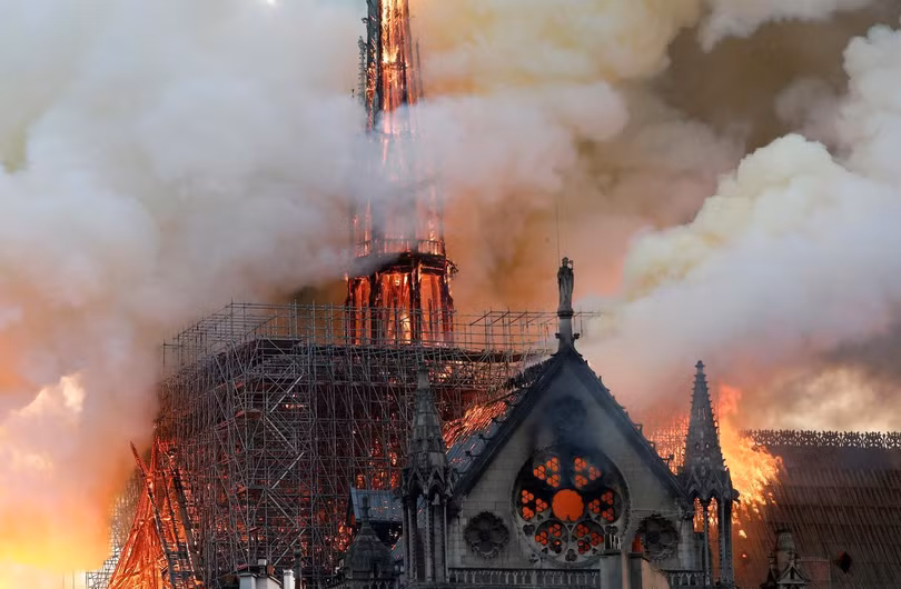 Nhà thờ Đức Bà Paris đã bốc cháy vào đêm 15/4. Đây là một công trình kiến trúc nổi tiếng đã tồn tại 800 năm, một biểu tượng của thủ đô Paris, Pháp (ảnh: Reuters)