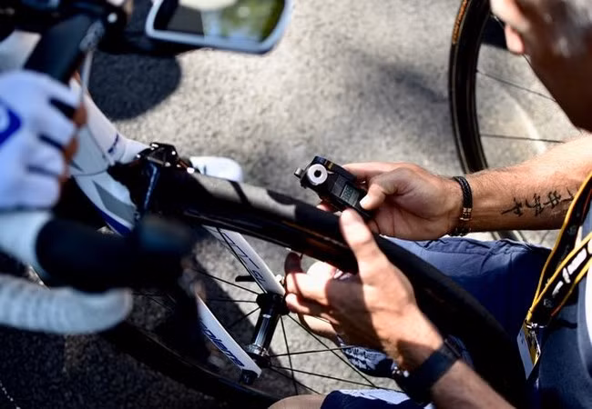 Để đạt tốc độ cao hơn, các đội đua tham gia giải Tour de France đều lựa chọn các loại lốp xe lớn hơn và áp suất thấp hơn thông thường (Ảnh Business Insider)