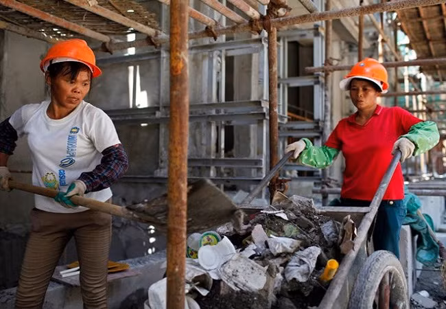 Theo số liệu từ Ngân Hàng Thế giới, có đến 68% số phụ nữ trên 15 tuổi ở Trung Quốc tham gia vào lực lượng lao động, trong khi đó ở Mỹ con số này chỉ là 58% (Ảnh Reuters)