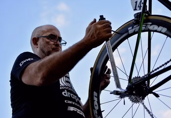 Ông Geoff Brown, trưởng bộ phận kỹ thuật của đội đua EF Education First-Drapac p/b Cannondale (Ảnh Business Insider)