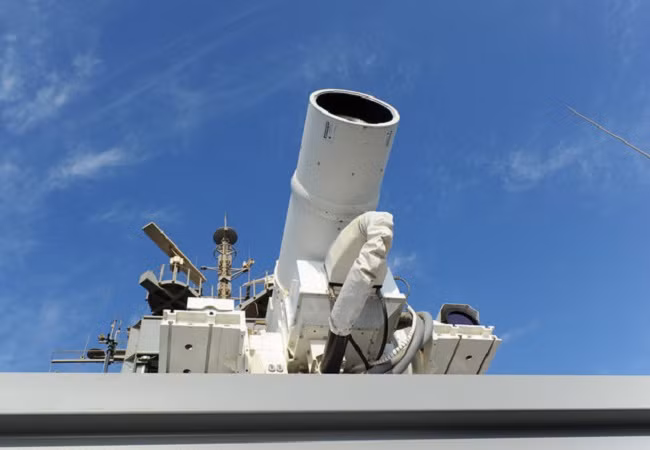 Hệ thống vũ khí Laze (LaWS) trên tàu USS Ponce (Ảnh US Navy)