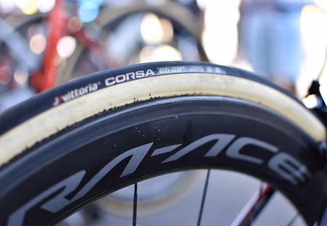 Chiều rộng lốp xe của tay đua Greg Van Avermaet, nhà vô địch Olympic và là người dẫn đầu trong nhiều chặng đua của Tour de France, là 26mm so với lốp xe truyền thống là 23mm (Ảnh Business Insider)