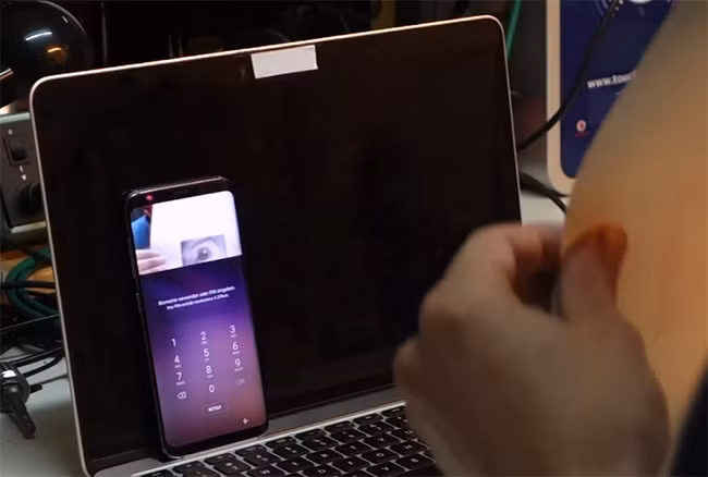 Đánh lừa nhận diện mống mắt Galaxy S8 bằng máy ảnh và kính áp tròng ảnh 4