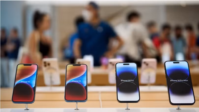 Các mẫu iPhone 14 trên kệ hàng một đại lý ủy quyền Apple tại Việt Nam