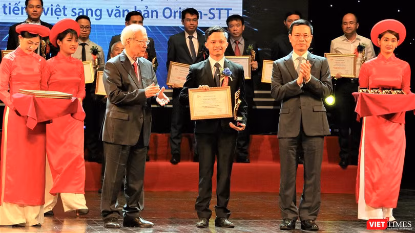 Đại diện VAIS, ông Nguyễn Quốc Trường, nhận giải thưởng Chuyển đổi Số 2019 cho ứng dụng chuyển đổi âm thanh thành văn bản