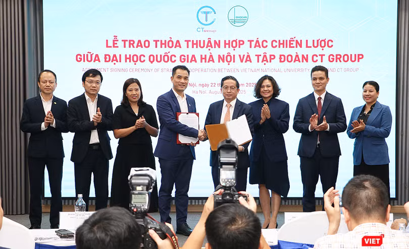 Đại diện ĐHQGHN và CT Group ký kết hợp tác