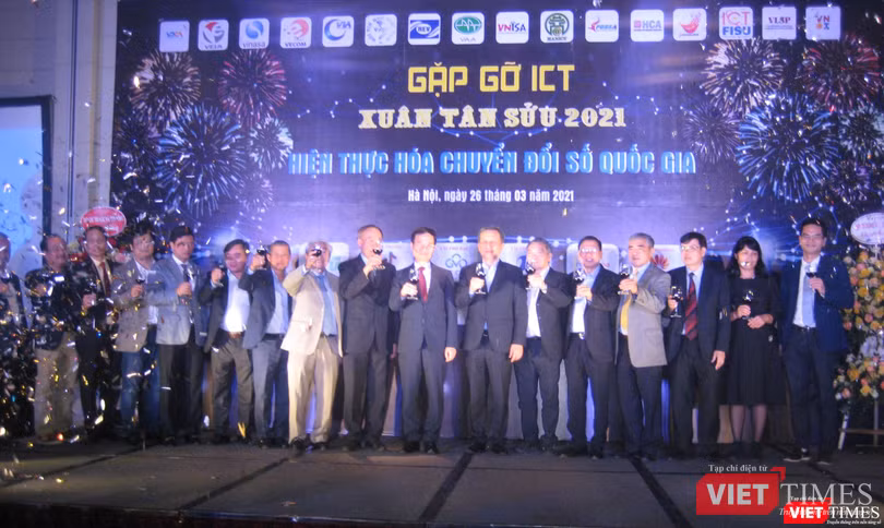 Bộ trưởng Nguyễn Mạnh Hùng cùng lãnh đạo 14 hội, hiệp hội, câu lạc bộ trong các lĩnh vực CNTT-TT cùng chúc rượu đầu xuân