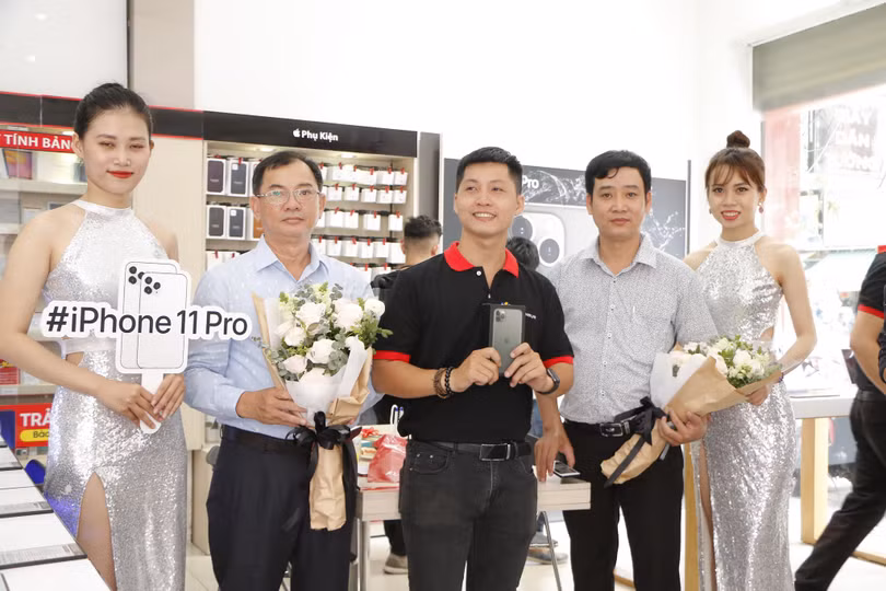 Những khách hàng đầu tiên sở hữu iPhone 11 chính hãng 