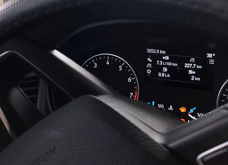 Hình ảnh thông số trên màn hình tap-lô cho thấy chiếc xe chỉ còn đi được thêm 2 km nữa 