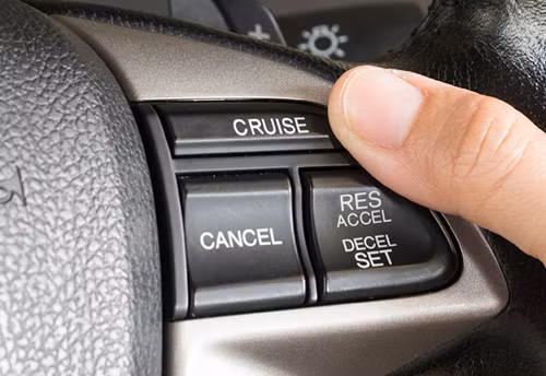 Các nút điều chỉnh trên vô-lăng. 