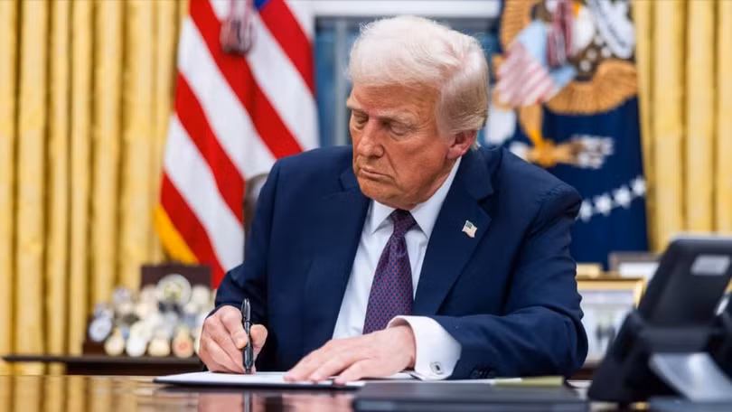 Tổng thống Donald Trump đang nhắm vào một trong những thành tựu lớn của chính quyền Biden - Đạo luật Khoa học và Chip