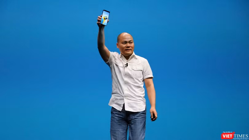 ông Nguyễn Tử Quảng giới thiệu Bphone 3, smartphone thế hệ mới nhất của tập đoàn BKAV