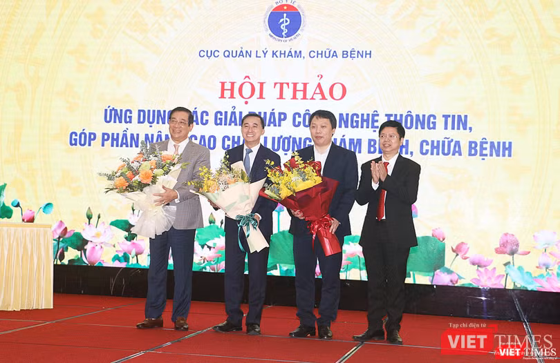 Thứ trưởng Nguyễn Huy Dũng (thứ 2 từ bên phải) nhận hoa chúc mừng từ lãnh đạo Bộ Y tế (ảnh: Đăng Khoa)