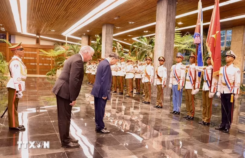 Tổng Bí thư, Chủ tịch nước Tô Lâm và Bí thư thứ nhất, Chủ tịch nước Miguel Díaz-Canel Bermudez cùng tới chào Quốc kỳ hai nước và Đội danh dự (Ảnh: TTXVN).