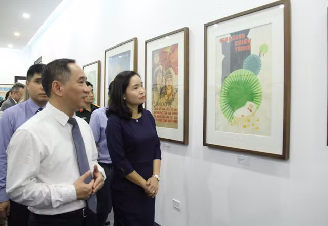 Thứ trưởng Bộ Văn hóa, Thể thao và Du lịch Trịnh Thị Thủy tham dự triển lãm