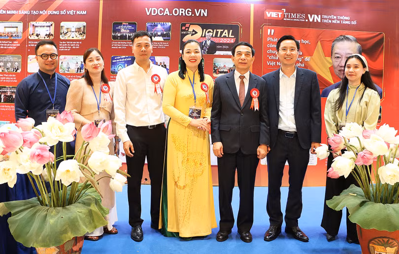 Đại tướng Phan Văn Giang - Bộ trưởng Bộ Quốc phòng thăm gian trưng bày của Hội Truyền thông số Việt Nam. 