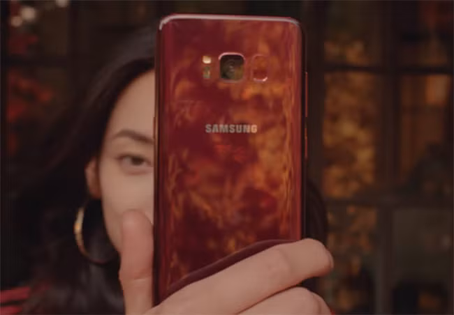 Galaxy S8 có thêm màu đỏ Burgundy (ảnh: YouTube)