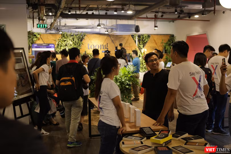 Rất đông người yêu mến sản phẩm iPhone đã đến tham dự buổi lễ ra mắt iPhone X và triển lãm các sản phẩm iPhone, iPad, MacBook do ShopDunk tổ chức
