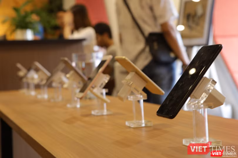 Từ iPhone đời đầu đến iPhone X lần đầu tiên hội tụ trong một triển lãm tại Hà Nội ảnh 7