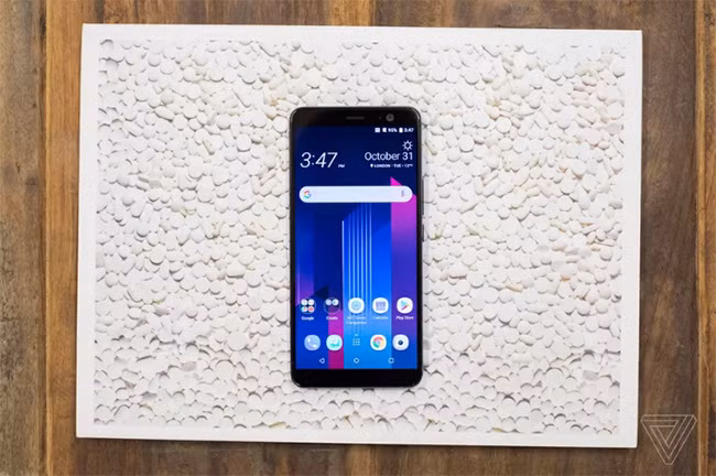 HTC U11+ (ảnh: The Verge)