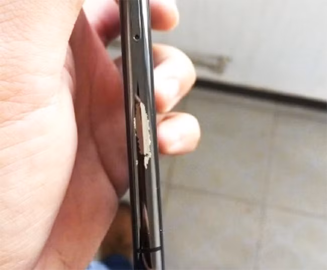 iPhone X bị bong sơn (ảnh: Weibo)