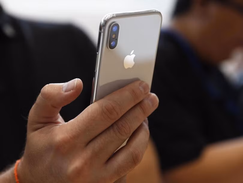 iPhone X là smartphone đắt nhất trên thị trường. Chính vì vậy nó là món mồi béo bở cho những tên cướp (ảnh: Independent)