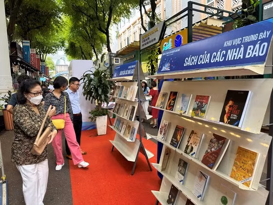 sach cua nguoi lam bao.jpg