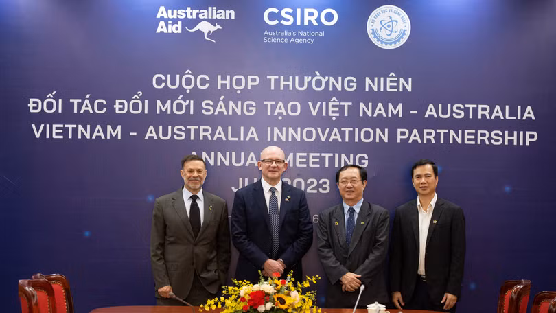 Ông Andrew Goledzinowski - Đại sứ Australia tại Việt Nam, ông Jonathan Law - Giám đốc Điều hành phụ trách Tăng trưởng và Chiến lược của CSIRO, ông Huỳnh Thành Đạt - Bộ trưởng Bộ Khoa học Công nghệ, và Thứ trưởng Bộ KH&CN Bùi Thế Duy tại sự kiện