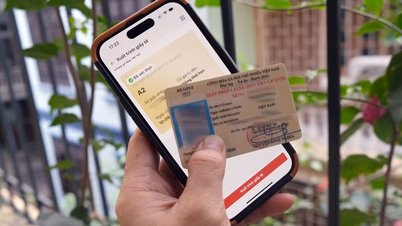 Từ 1/7, tài xế có thể xuất trình giấy phép lái xe tích hợp trên VNeID