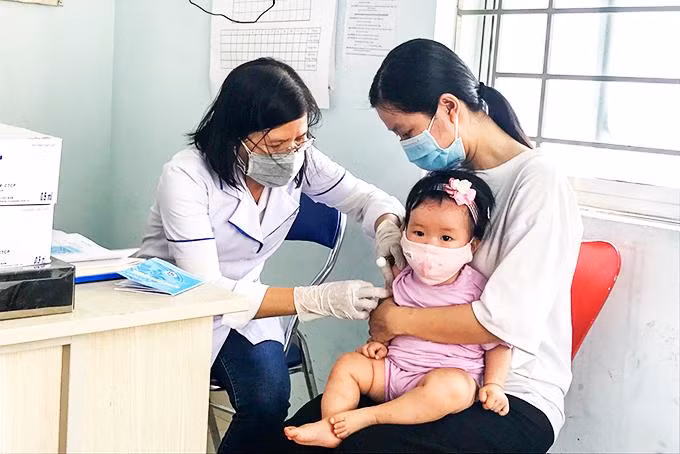 Bộ Y tế chưa có kế hoạch tiêm vaccine cho trẻ nhỏ (ảnh minh hoạ: Tạp chí Tuyên giáo)