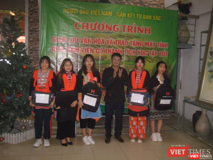 TS Bàn Tuấn Năng trao máy tính đã qua sử dụng cho sinh viên người Dao