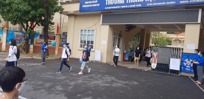 Những thí sinh đầu tiên làm xong bài ra về trong sự vỗ tay chúc mừng của đội thanh niên tình nguyện tiếp sức mùa thi