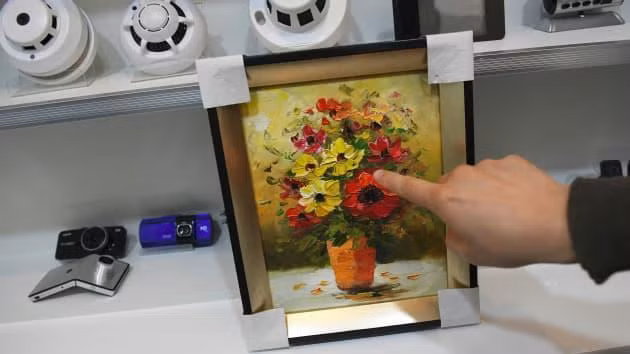 Bức tranh chứa một camera giấu kín (ảnh: Getty Images)