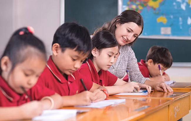 Trẻ em Việt Nam tại các thành phố lớn có điều kiện tiếp xúc sớm với Anh ngữ (ảnh Vietnamnet Bridge)