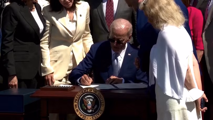Tổng thống Joe Biden ký ban hành đạo luật thúc đẩy ngành sản xuất chip của Hoa Kỳ