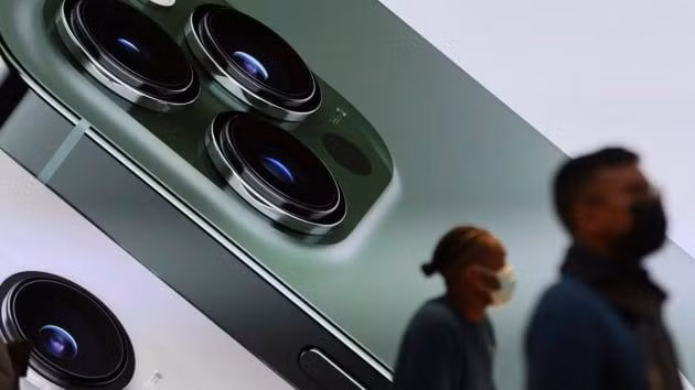 Khách hàng đi qua màn hình quảng cáo iPhone 13 Pro tại một cửa hàng Apple ở Manhattan, New York, ngày 18 tháng 3 năm 2022 (ảnh: Reuters) Khách hàng đi qua màn hình quảng cáo iPhone 13 Pro tại một cửa hàng Apple ở Manhattan, New York, ngày 18 tháng 3 năm 2022 (ảnh: Reuters)