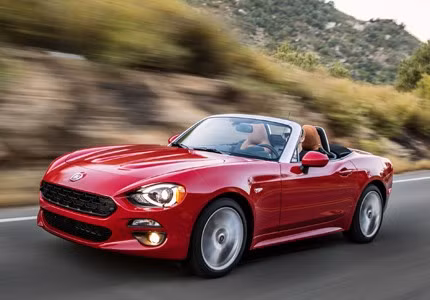 4.Fiat 124 Spider 2017: Ra mắt tại triển lãm Geneva Motor Show hồi tháng Ba, thoạt nhìn qua vẻ bề ngoài Fiat124 Spider 2017 khá giống Mazda MX-5 vì đây là sản phẩm hợp tác giữa Fiat và Mazda nhưng thực chất 124 Spider có những khác biệt đặc trưng như sức mạnh từ khối động cơ Ý, hệ thống treo cứng cáp hơn, hệ thống lái đã điều chỉnh để có cảm giác tốt hơn mà không làm mất đi những đặc trưng vốn có của chiếc Fiat 124 Spider của 50 năm trước đây.