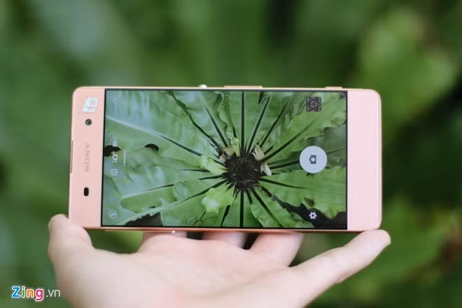 Sau vài lần điều chỉnh giá bán,Sony Xperia XA hiện còn 5,5 triệu đồng. Máy ảnh chính của XA có độ phân giải 13 MP, công nghệ lấy nét dự đoán. Máy ảnh trước 8 MP cho chất lượng ấn tượng. Chế độ chân dung theo kiểu cũng cho phép tuỳ chọn nhiều hiệu ứng vui nhộn.