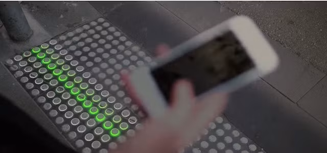 Úc thí điểm đèn đi bộ dành cho dân nghiện smartphone.