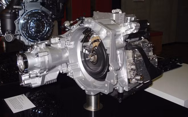 Hộp số li hợp kép(2003): Volkswagen là hãng tiên phong trong việc sản xuất đại trà hộp số với ly hợp kép khi sử dụng công nghệ này trên dòng xe GTI. So với hộp số tự động truyền thống (sử dụng biến mô-men thuỷ lực và cơ cấu bánh răng hành tinh) thì DCT có cấu tạo đơn giản, gọn nhẹ hơn, phù hợp để lắp trên những xe hạng trung vì giúp giảm chi phí sản xuất và tiết kiệm nhiên liệu cho xe. Hộp số li hợp kép(2003): Volkswagen là hãng tiên phong trong việc sản xuất đại trà hộp số với ly hợp kép khi sử dụng công nghệ này trên dòng xe GTI. So với hộp số tự động truyền thống (sử dụng biến mô-men thuỷ lực và cơ cấu bánh răng hành tinh) thì DCT có cấu tạo đơn giản, gọn nhẹ hơn, phù hợp để lắp trên những xe hạng trung vì giúp giảm chi phí sản xuất và tiết kiệm nhiên liệu cho xe.