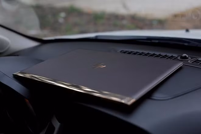 Thiết kế mảnh mai với ý tưởng từ những phụ kiện cao cấp là ưu điểm của HP Spectre.