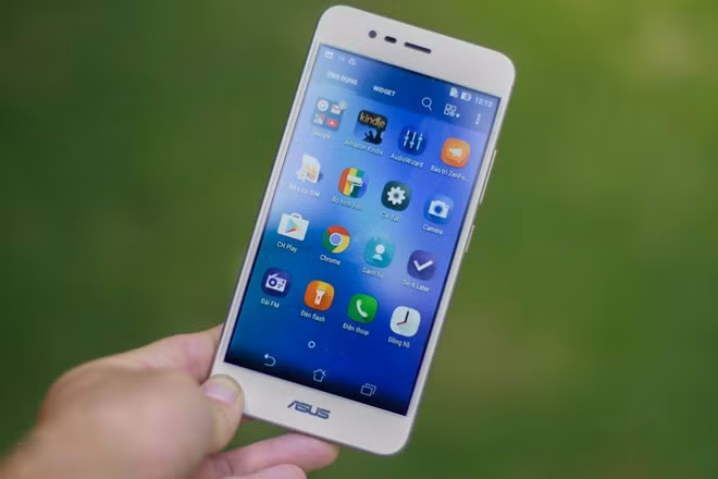 Asus Zenfone 3 Max(pin 4.100 mAh, giá 4,5 triệu đồng): So với Zenfone Max, bản 3 Max có ngoại hình bắt mắt hơn nhiều với vỏ kim loại, kiểu dáng thanh mảnh hơn. Tuy nhiên, cũng vì thế mà thời lượng pin của máy giảm xuống còn 4.100 mAh. Zenfone 3 Max cũng có tính năng sạc dự phòng, thời gian chờ một tháng và đàm thoại 20 tiếng liên tục. Thiết bị có cấu hình khá với cảm biến vân tay, RAM 3 GB, dung lượng 32 GB và hỗ trợ 4G LTE. Asus Zenfone 3 Max(pin 4.100 mAh, giá 4,5 triệu đồng): So với Zenfone Max, bản 3 Max có ngoại hình bắt mắt hơn nhiều với vỏ kim loại, kiểu dáng thanh mảnh hơn. Tuy nhiên, cũng vì thế mà thời lượng pin của máy giảm xuống còn 4.100 mAh. Zenfone 3 Max cũng có tính năng sạc dự phòng, thời gian chờ một tháng và đàm thoại 20 tiếng liên tục. Thiết bị có cấu hình khá với cảm biến vân tay, RAM 3 GB, dung lượng 32 GB và hỗ trợ 4G LTE.