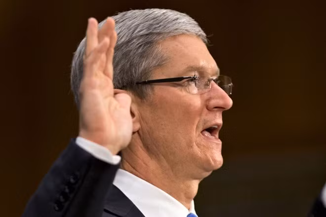 Apple vs FBI:Từ một sự việc liên quan đến sản phẩm, cuộc chiến này đã vạch ra ranh giới giữa chính phủ và sự riêng tư của người dùng. Khi FBI kiện Apple nhằm "hack" vào chiếc iPhone tang chứng, lời từ chối của Tim Cook nhanh chóng và rõ ràng. FBI sau đó mở khóa thành công bằng dịch vụ khác, nhưng họ đã thất bại trước Apple, cánh cổng thép của bảo mật người dùng.